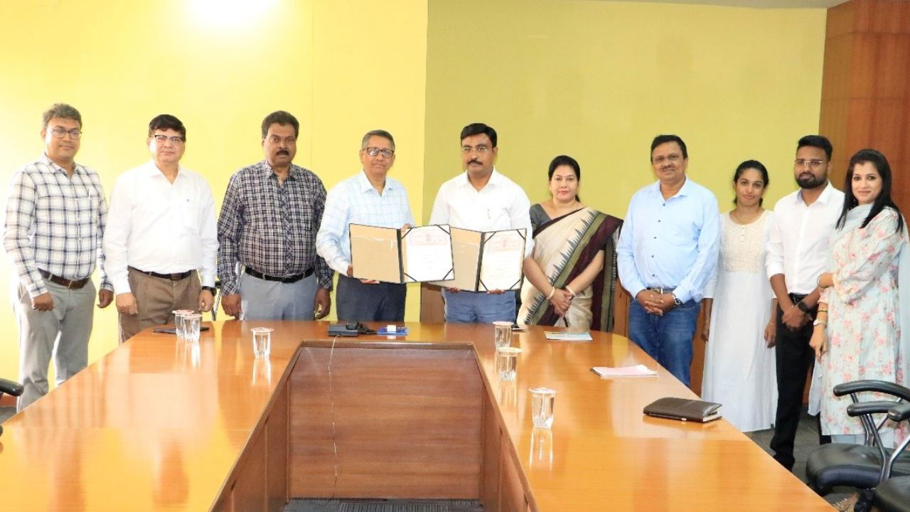 Dr. Ravishankar C.N., Director & Vice-Chancellor of ICAR-CIFE, Mumbai, and Shukdeb Mandal, Director of M.M. Fish Seed Cultivation Pvt. Ltd., with the signed MoA at ICAR-CIFE (Photo Source: ICAR)