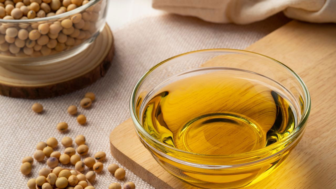 Despite the drop, vegetable oil prices were still 24.9 percent higher than a year ago. (Photo Source: Canva)