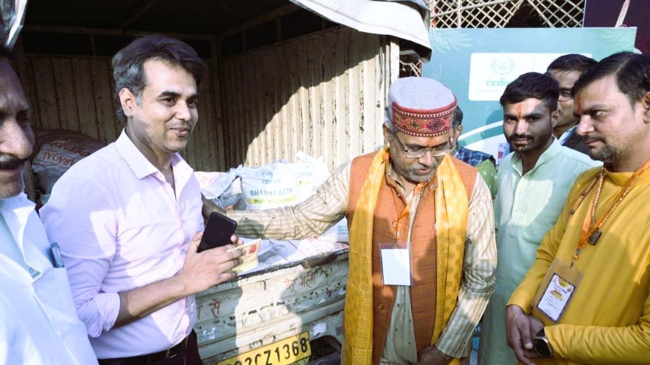 Over 1000 metric tons of ration distributed through NAFED so far, with 20 mobile vans actively providing relief to devotees at Mahakumbh 2025 (Image Credit: PIB)