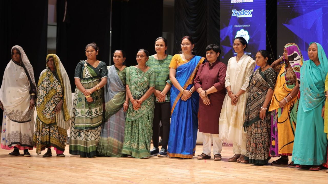 Nituben Patel, the ‘Richest Farmer of India along with other women farmers at Samridh Kisan Utsav