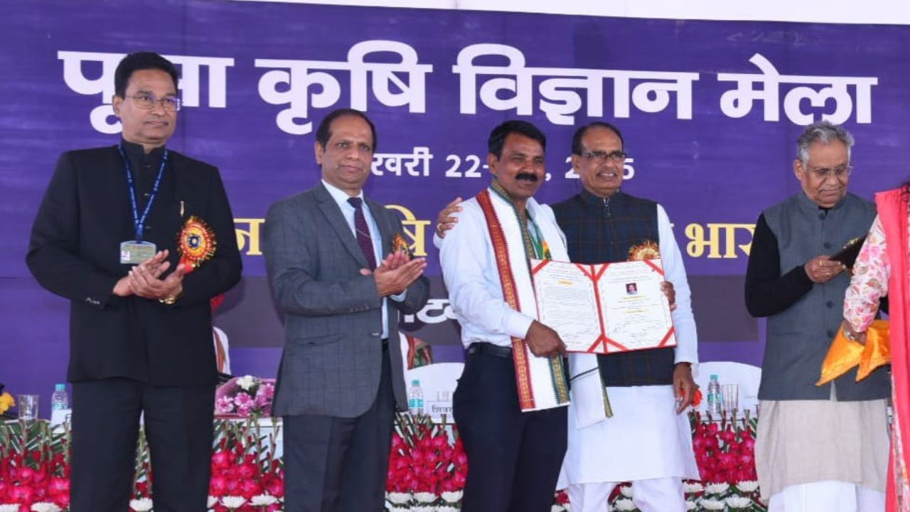 Union Minister for Agriculture and Farmers Welfare, Shivraj Singh Chouhan felicitating progressive farmers at Pusa Krishi Vigyan Mela 2025