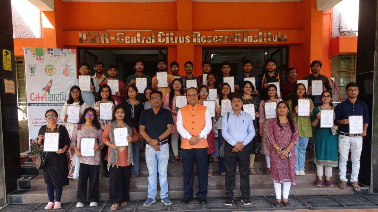 Dr. Dilip Ghosh, Director of ICAR-CCRI along with university students and aspiring agripreneurs (Image Credit -ICAR)