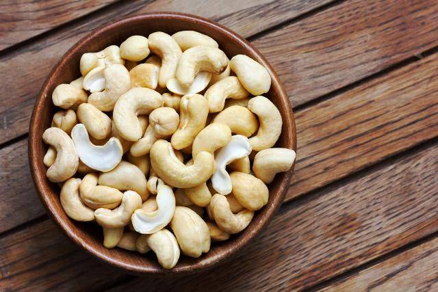 Cashew in the bowl