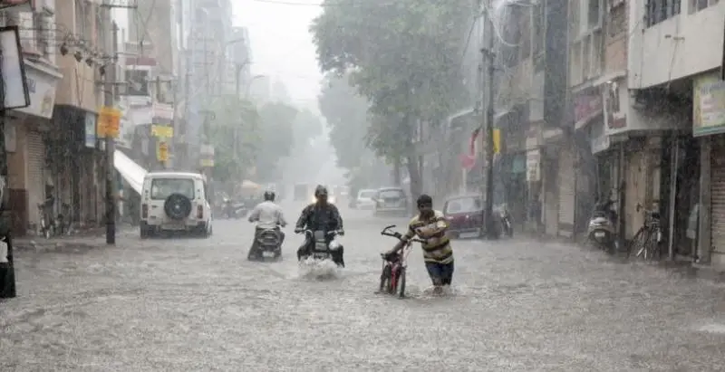 Weather Alert! Heavy Rainfall to Continue in Uttar Pradesh till 28 September; Patchy Light Showers in Delhi & Mumbai