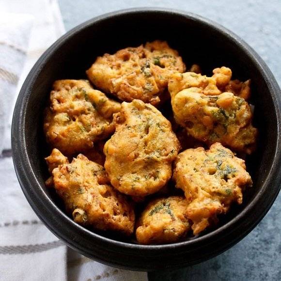 Pakora in the bowl