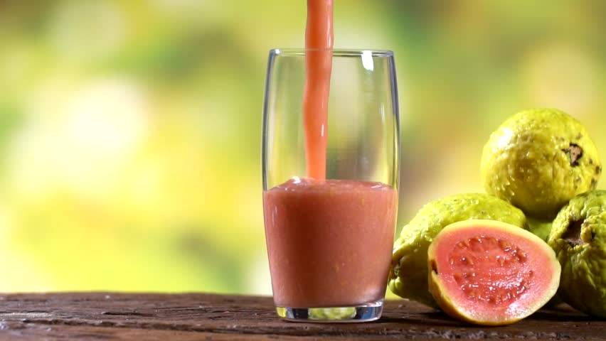 Guava and its juice in the glass