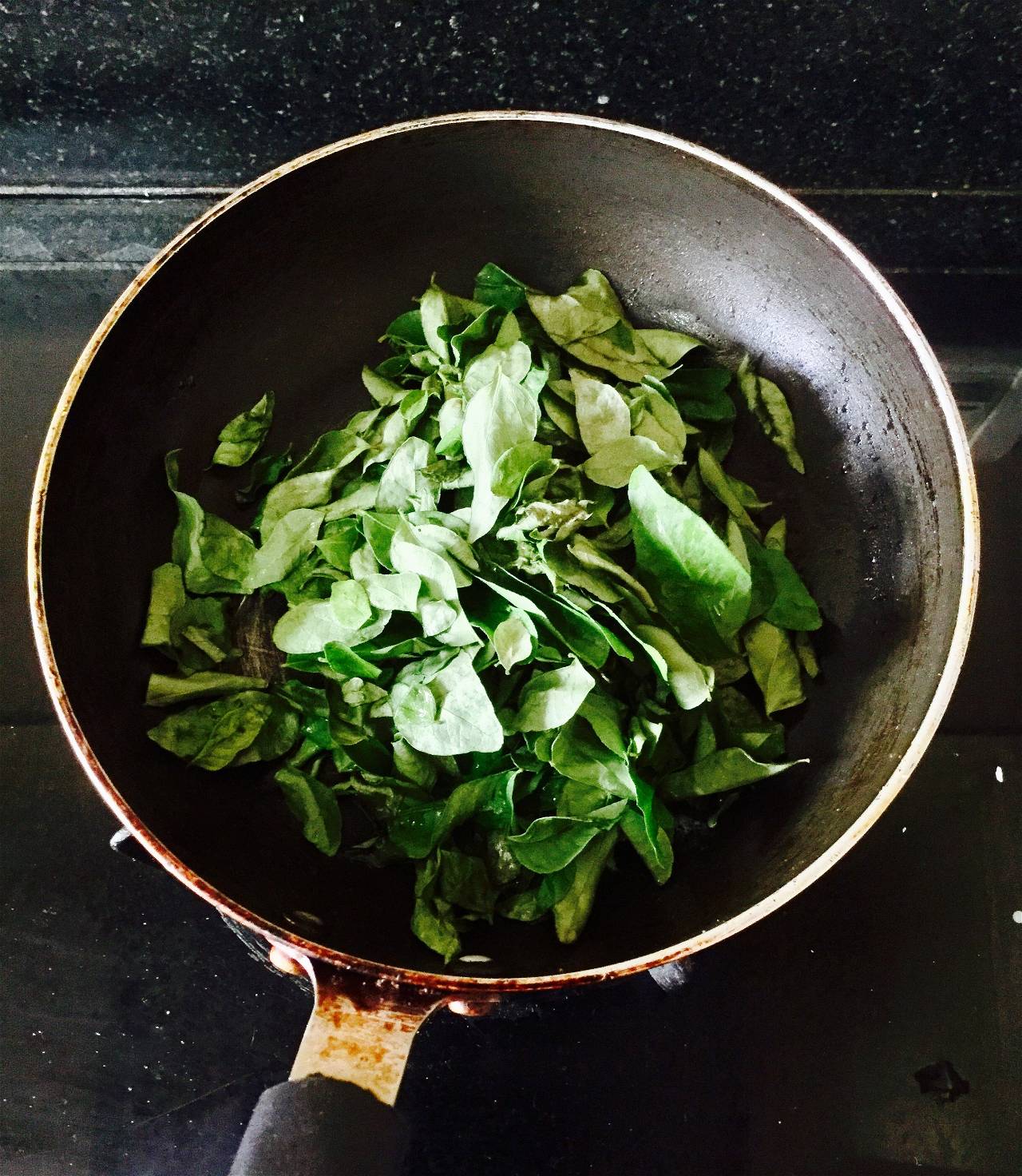 Curry leaves in the pan