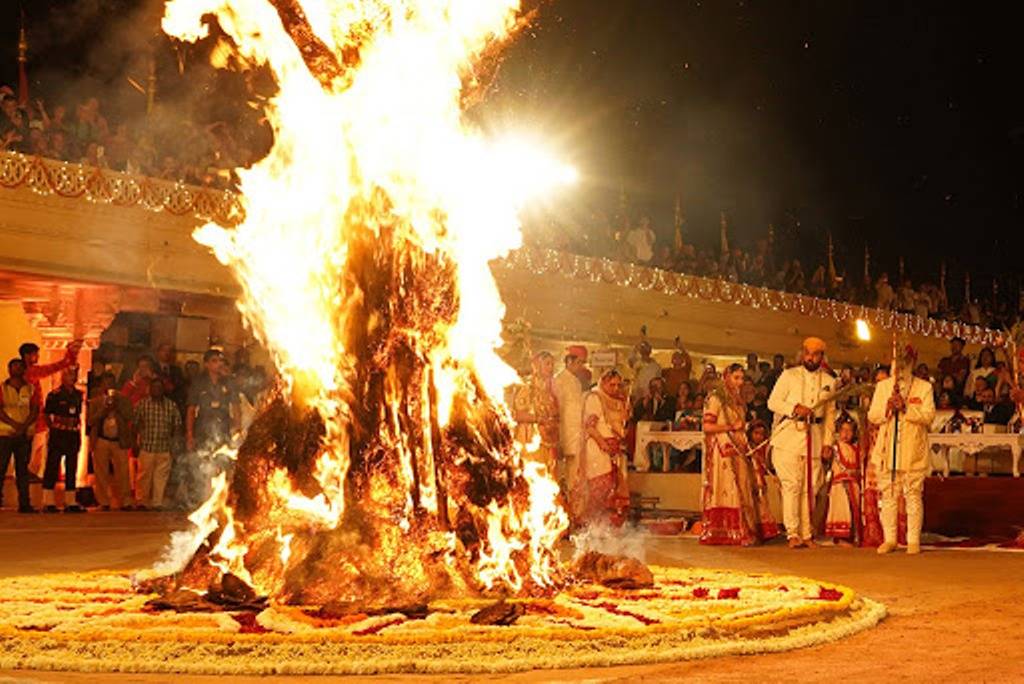 Holika Dahan 2020: Auspicious Muhurta, Special Significance, and Much More!