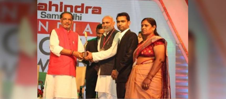 Kanwal singh Chauhan Receiving Mahindra Krishi Samrat Award - 2015