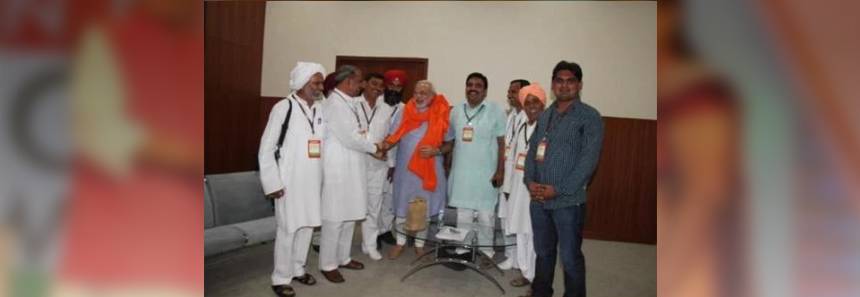 Kanwal Singh Chauhan with Honourable Sr. Narendra Modi at Vibrant Gujarat Summit 2013