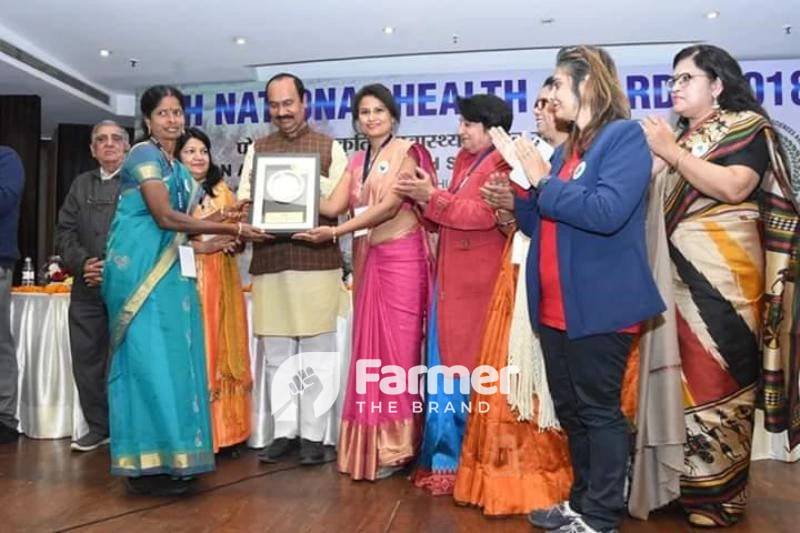 Manjula receiving award on beekeeping and honey production