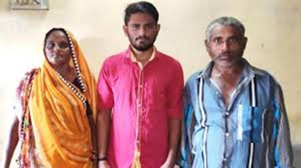 Vijay Makwana  with his father and mother