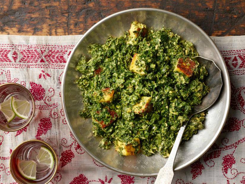 Green leaf food in the bowl