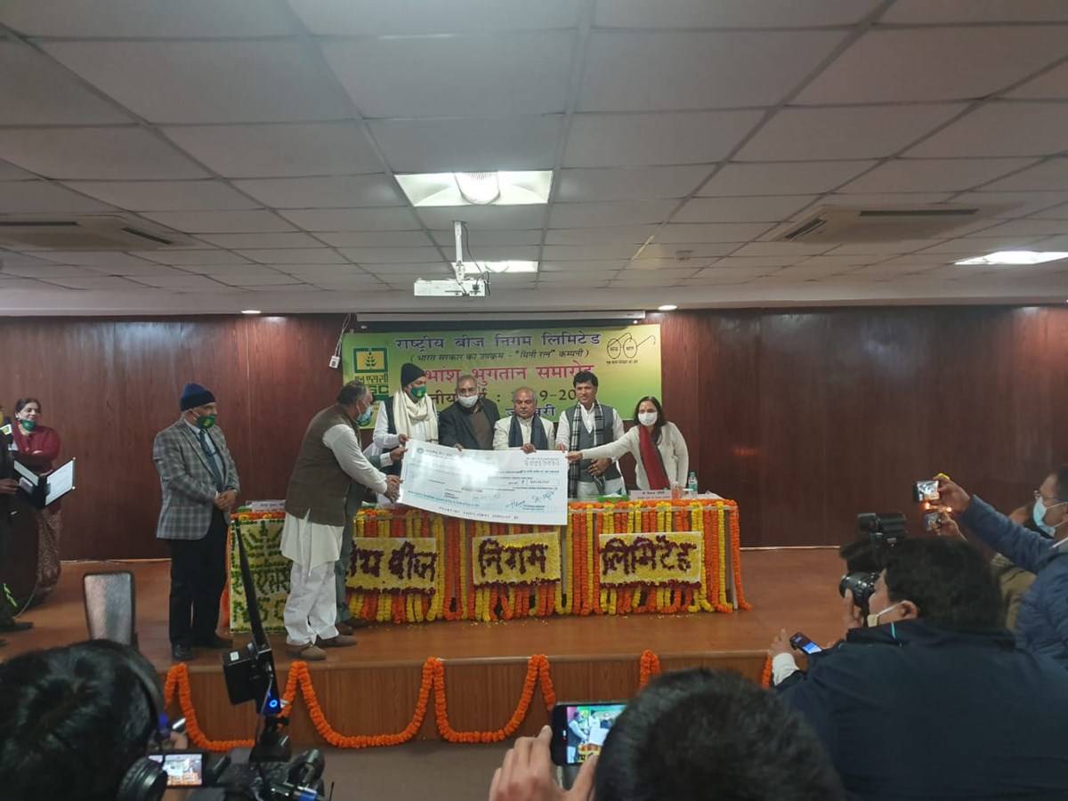 Rs 8.98 crore dividend cheque handed to Agriculture Minister Narender Singh Tomar, Parshottam Rupala and Kailash Choudhary