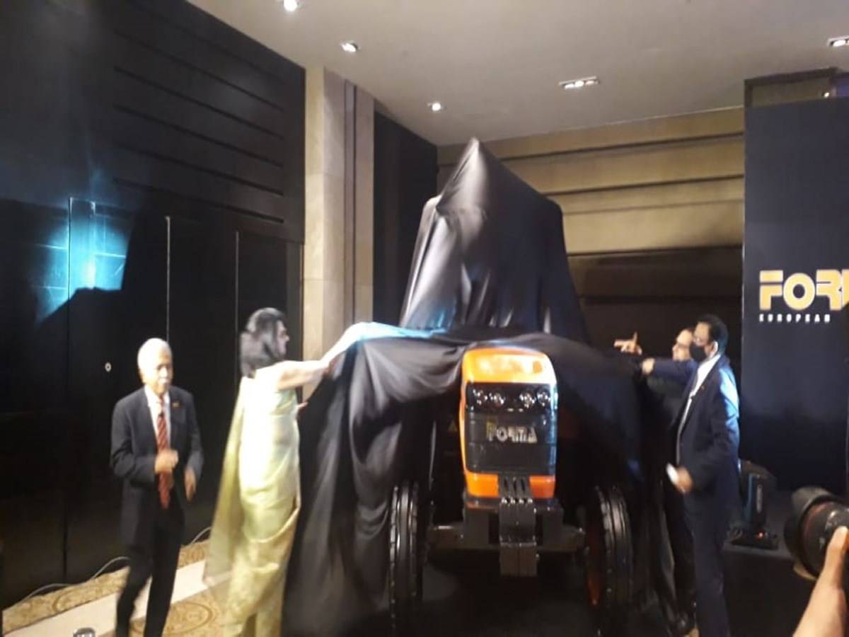 Mrs. Mona Agarwal lifting the veil from the new range of Forma tractor