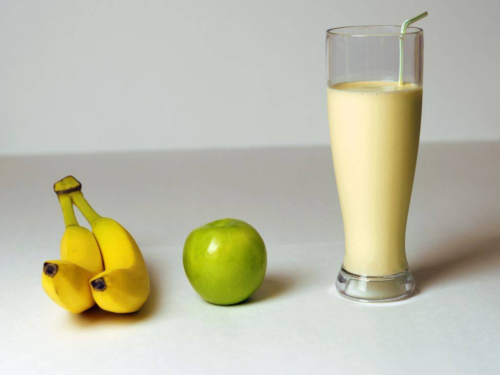 Banana and green apple smoothie
