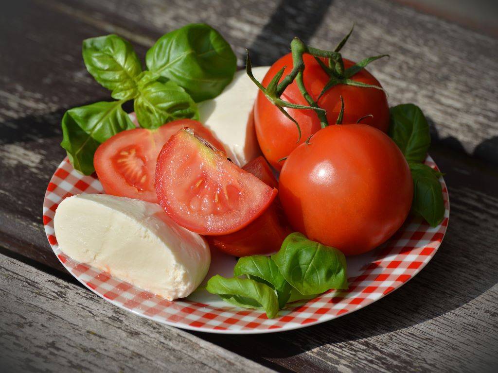 Healthy salad of leafy greens, tomatoes, and cheese