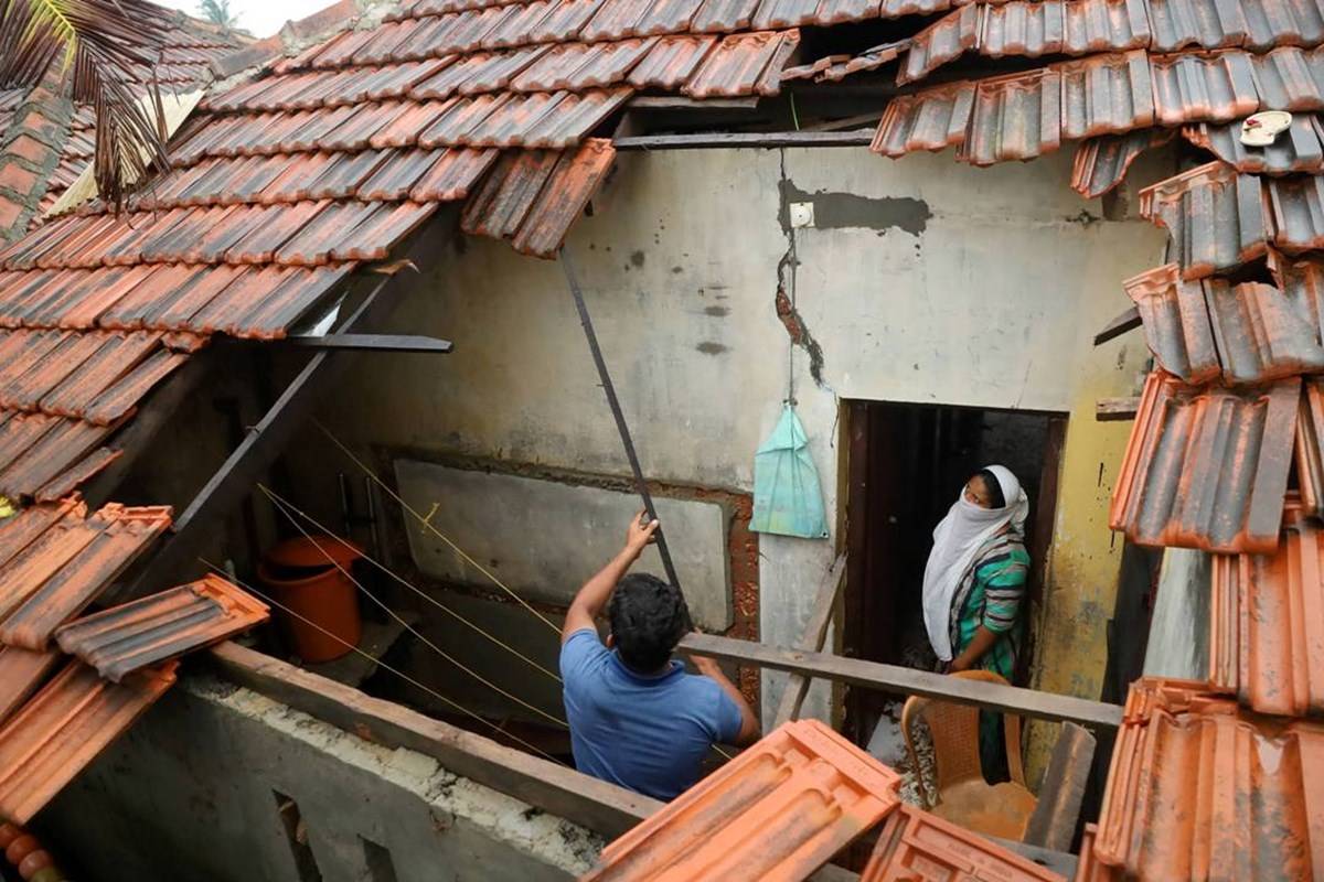 Cyclone Tauktae in Gujarat tears apart roof of a house (Source ABP Ananda - ABP News)