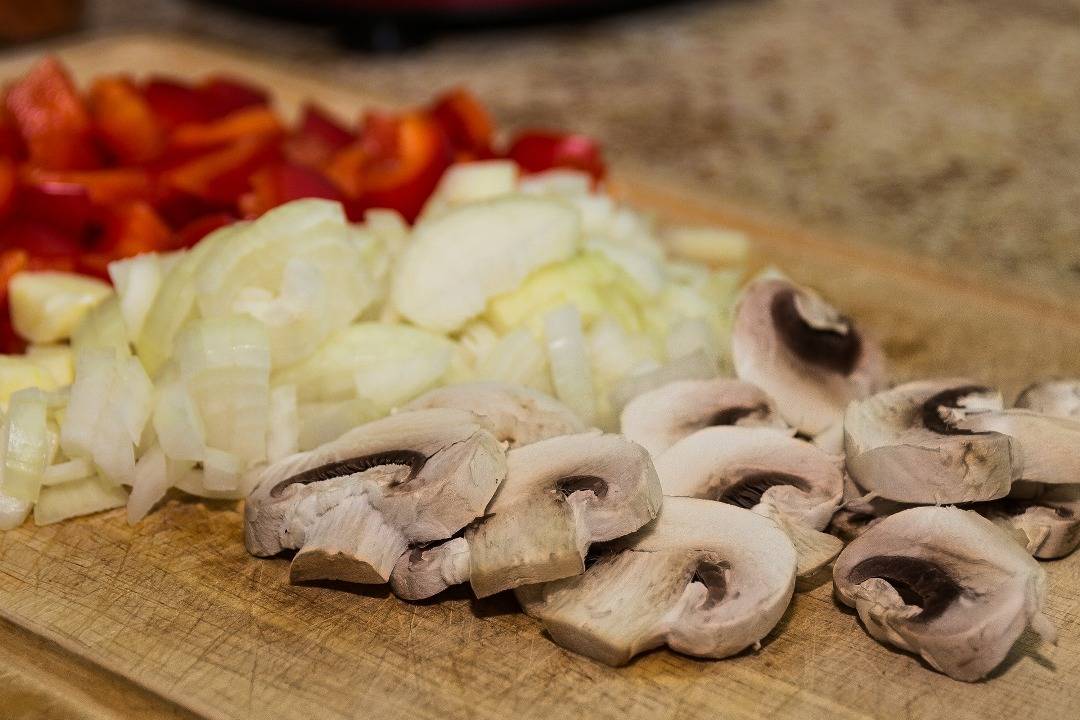 Sliced mushrooms with chopped onions and tomatoes