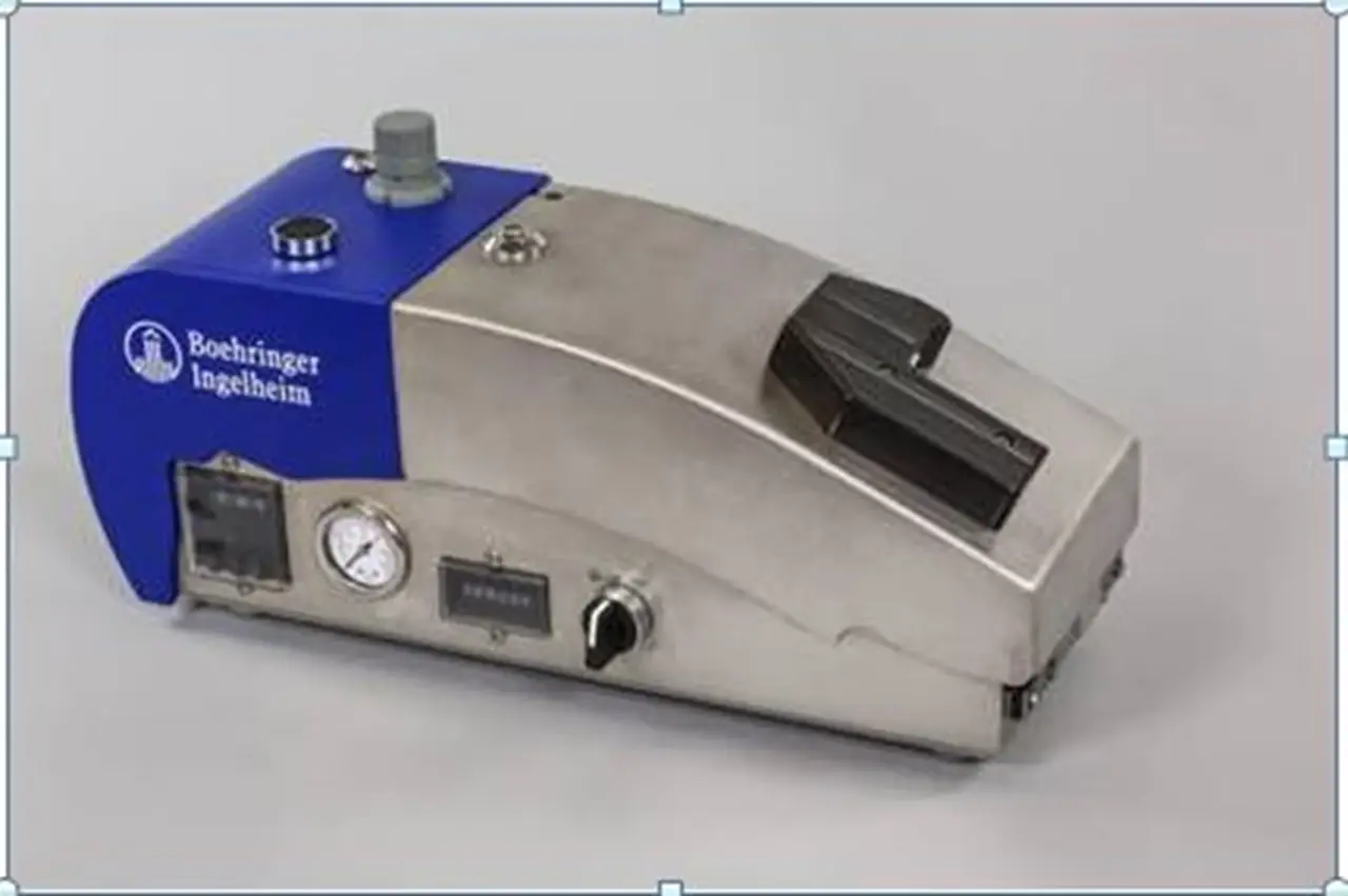 Zootec Double II vaccinator – Equipment used for administering two vaccines through one needle simultaneously to one day old chick in a safe and efficient way.