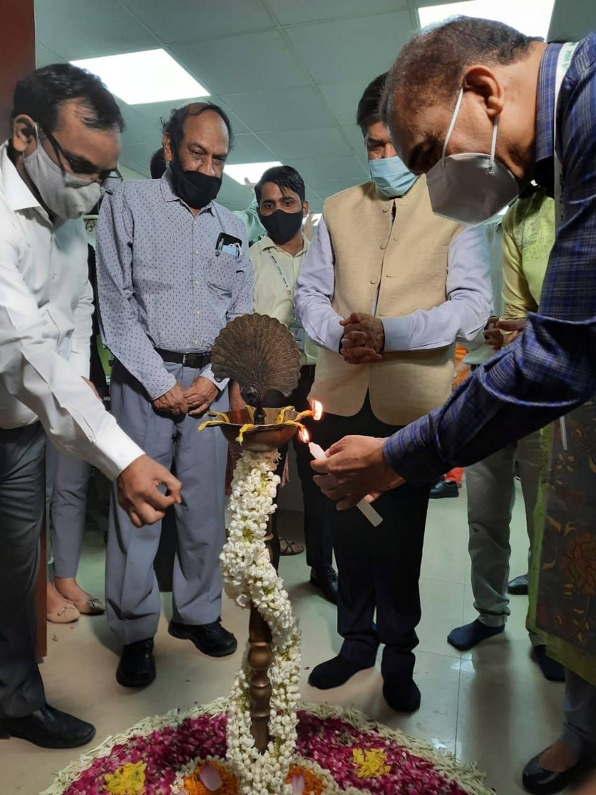 Vinod Kumar Gaur and M.C Dominic lighting the lamp