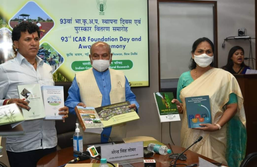 Left to Right - Ministers - Kailash Choudhary, Narendra Tomar and Shobha Karandlaje launching the App