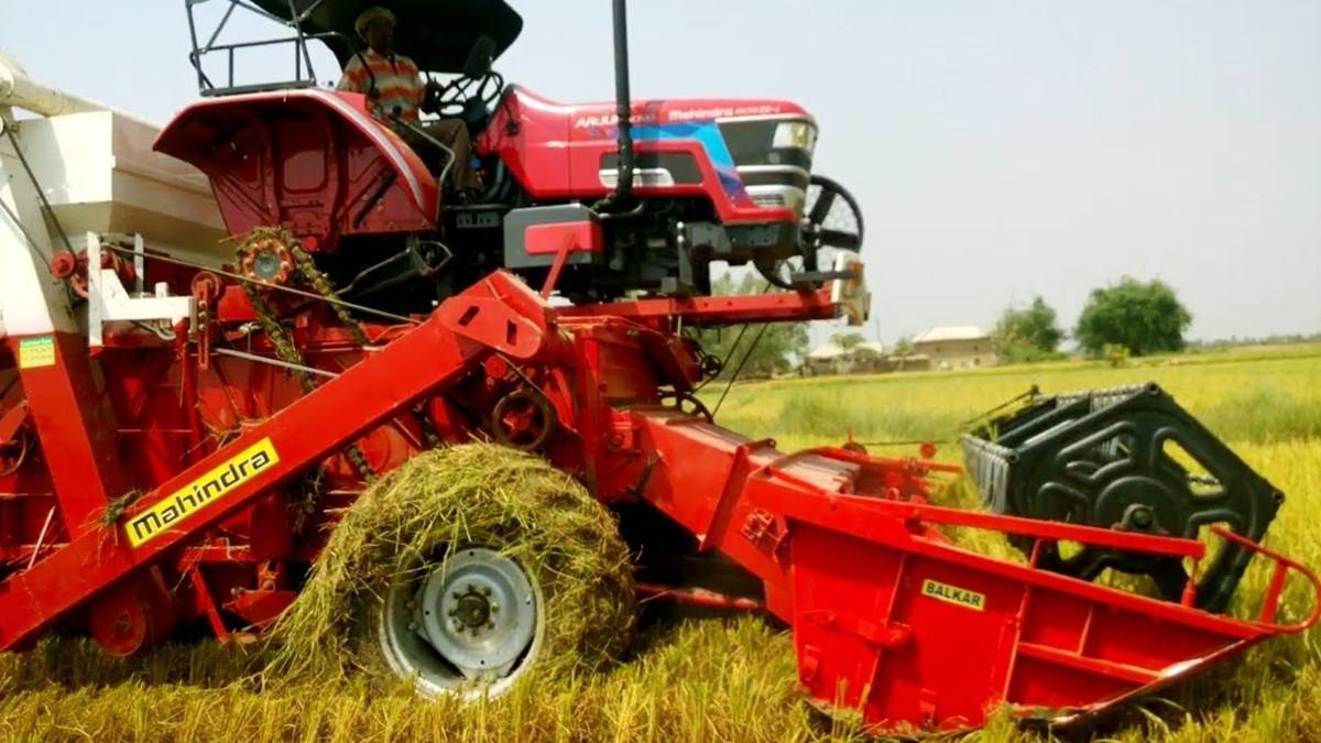 Mahindra Arjun 605 Harvester in the field