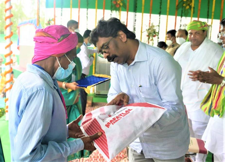 Jharkhand CM Distributing Saree & Dhoti