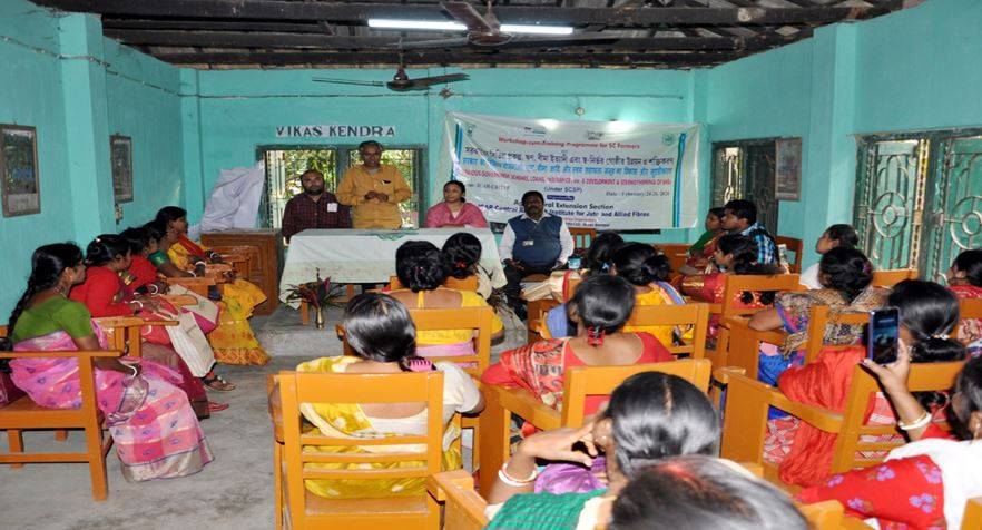 Abdur Rahaman, Project in-charge, Vikas Kendra briefing the activities of his centre during an exposure visit of SHG members organized by icar-crijaf