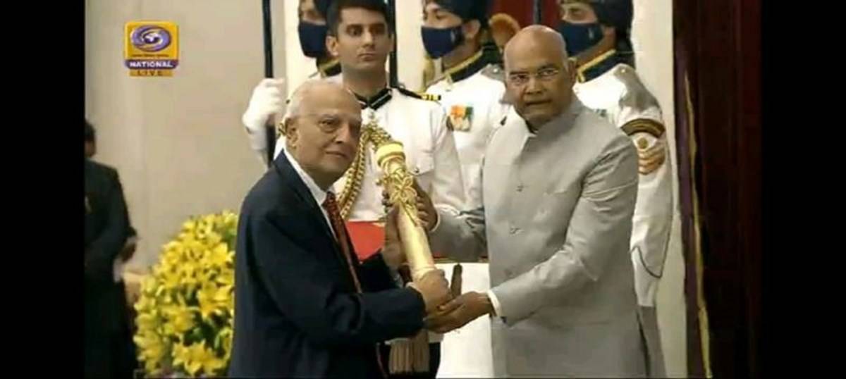 Rajnikant Devidas Shroff receiving the Padma Bhushan from President Padma Bhushan (Image from DD National)