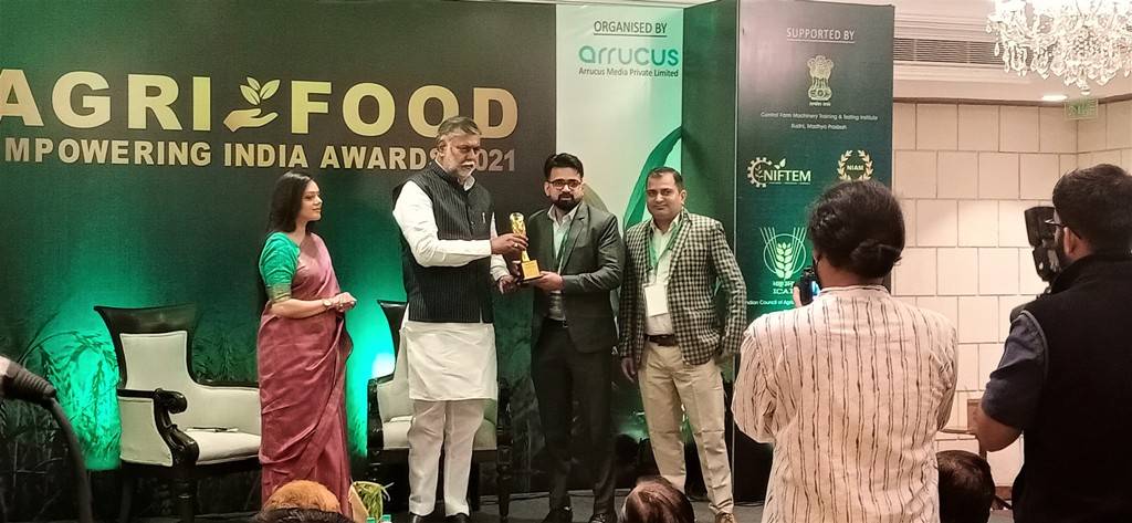 Prahlad Singh Patel presenting ‘Best Agri Start-Up in Digital Innovation’ Award to Stellapps Team