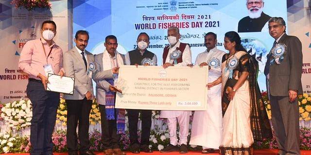 Parshottam Rupala, Union Minister for Fisheries, Animal Husbandry, and Dairy, presents the best maritime district award in Bhubaneswar on Sunday.