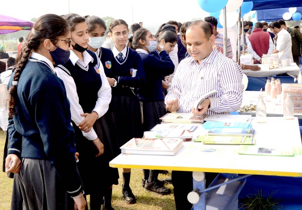 Students Interacting with Experts of the College