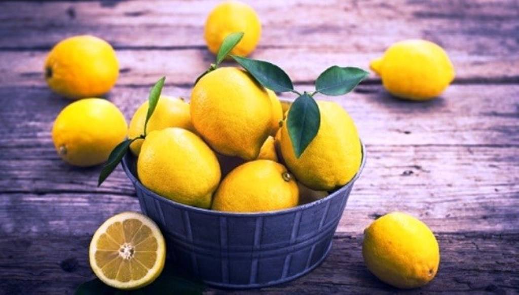 Lemons in the bowl