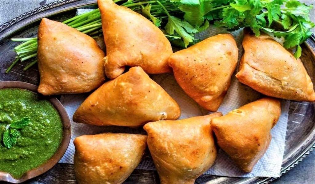 Samosa with Green Chutney