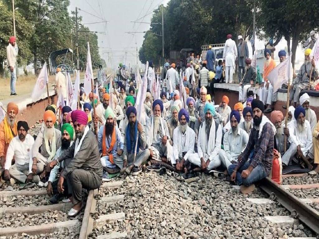 Farmers Clear Blockade from Rail Tracks