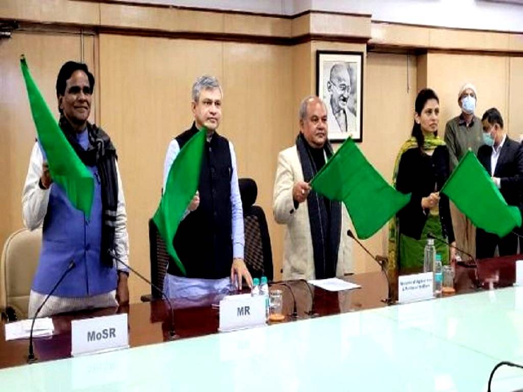 Union Minister of Agriculture and Farmers' Welfare Narendra Singh Tomar and Union Minister of Railways, Communications, Electronics and Information Technology Ashwini Vaishnaw flagged off the 1000th trip of Kisan Rail