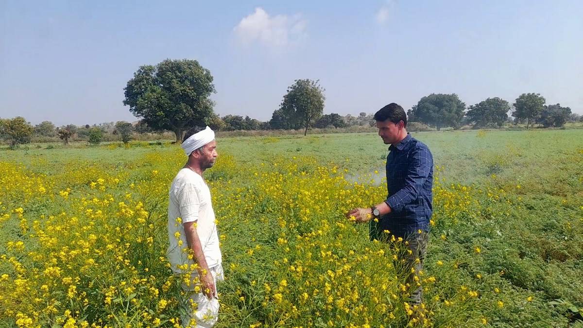 AEO Santosh interacting with Farmer- Venkat Rao