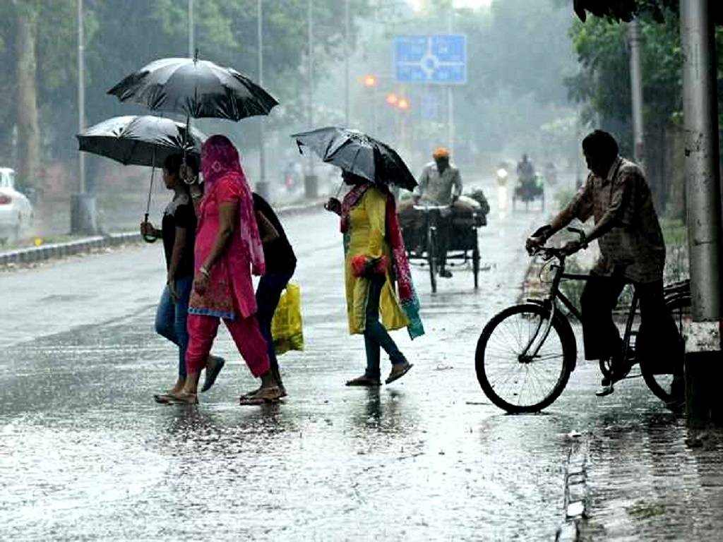 IMD forecasted that the weather will remain unchanged for the next two hours, with hailstorms expected in the next 24 hours.