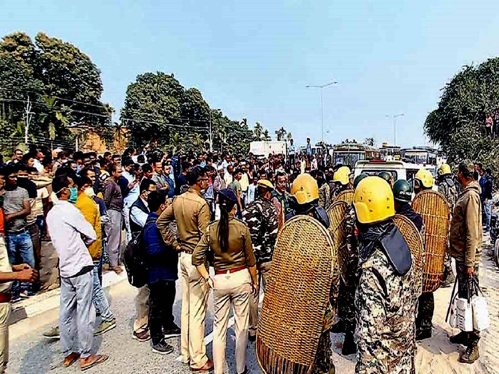The blockade, which started at 9 a.m., disrupted traffic on the highway that connects the districts of Alipurduar and Cooch Behar and heads for the Northeast