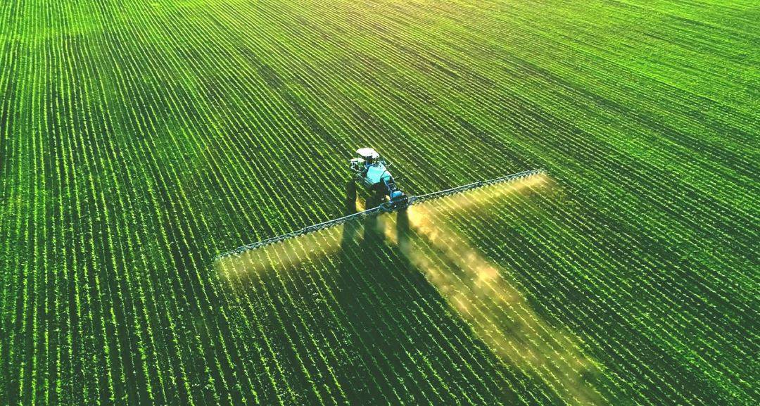 Spraying in cropfield