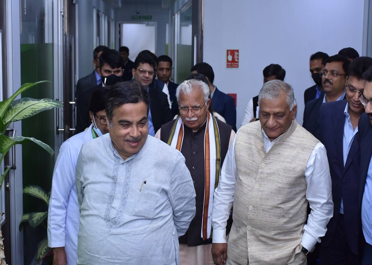 Nitin Gadkari (Minister of Road Transport and Highways of India), Manohar Lal Khattar (Chief Minister of Haryana), and  V.K. Singh (Minister of State in the Ministry of Road Transport and Highways of India)