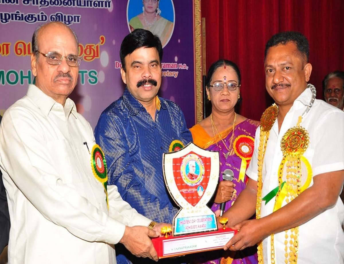 E Eniyavan Being Awarded For His Unique And Fascinating Idlis