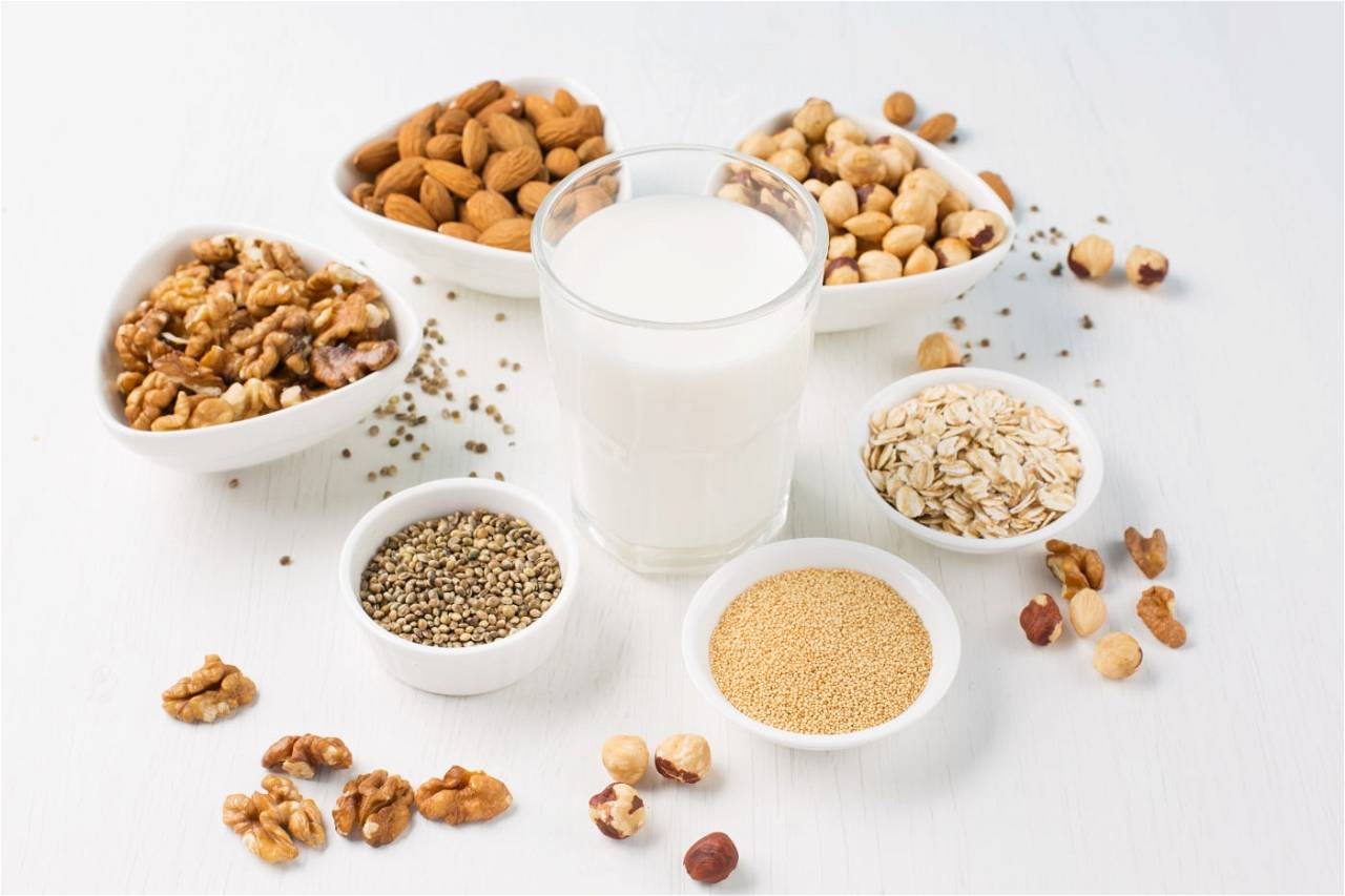 If someone experiences bloating or stomach pain after drinking cow's milk, they should consult a nutritionist to learn which plant milk they should consume.