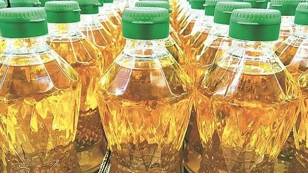 India imports around 13-13.5 million tonnes of edible oils, with palm oil accounting for approximately 8-8.5 million tonnes (approximately 63%).