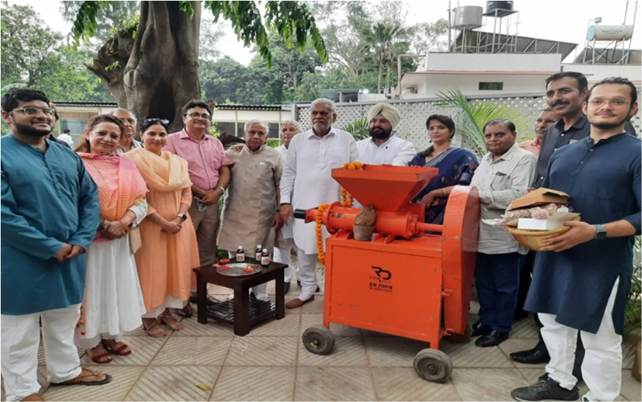 Parshottam Rupala, Union Minister for Fisheries, Animal Husbandry, and Dairy, handed over a cow dung log machine to IIT Delhi Students