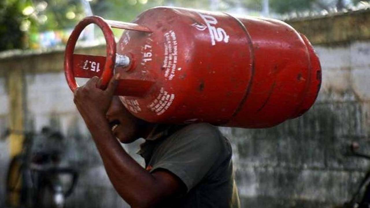 The amount of subsidy given on LPG cylinders has been reduced this time. People who get subsidy claim thay they are only getting Rs 72.57 per cylinder in their accounts.