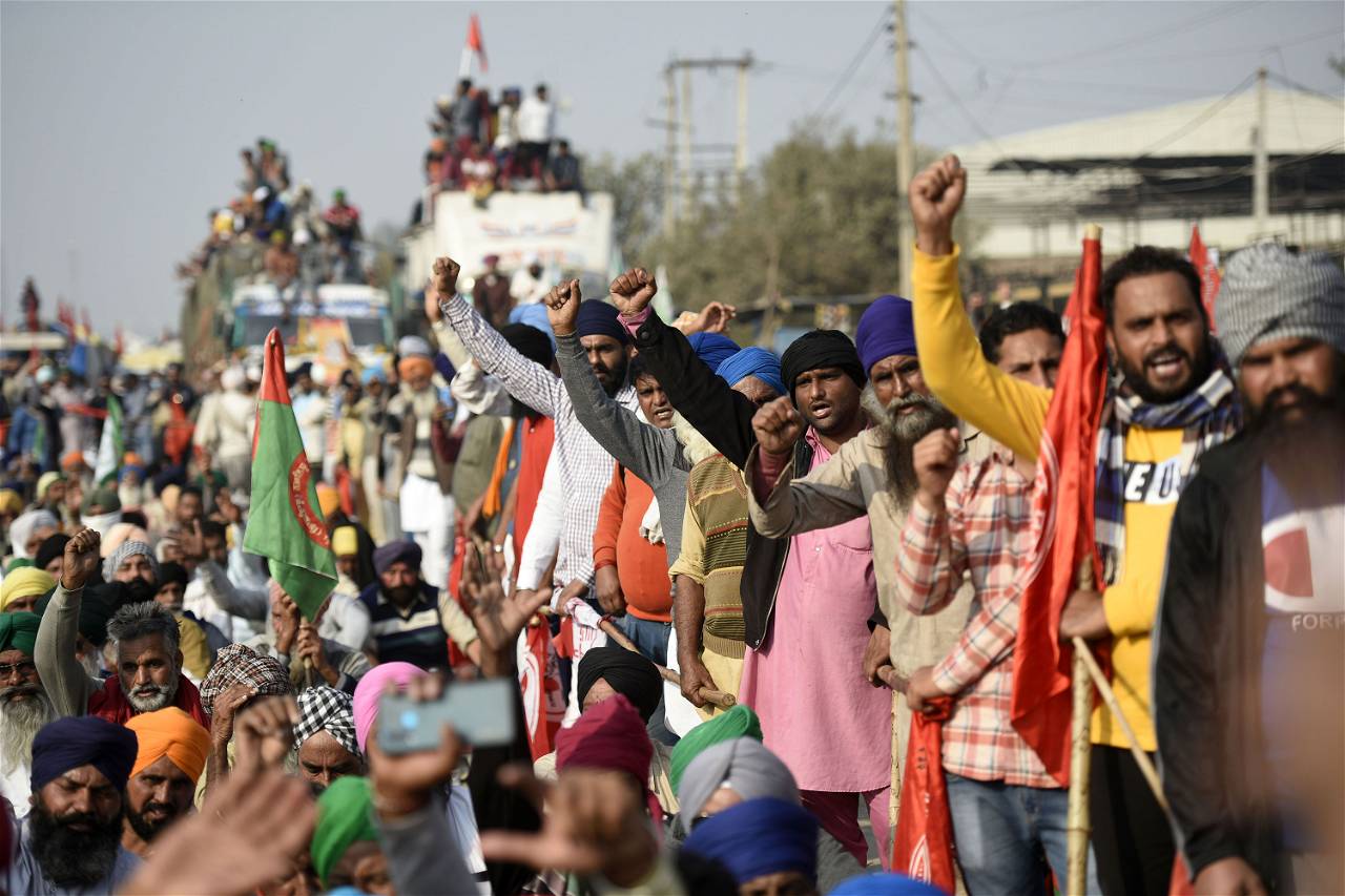 Farmers Conduct a 'Gandhigiri' Protest in Response to Work Delays