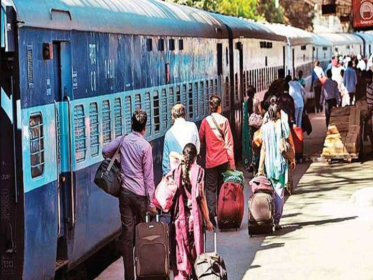 IRCTC New Rules: Railways to Charge Passengers Hefty Penalties If They Carry Extra Baggage, Check Limit & Fines