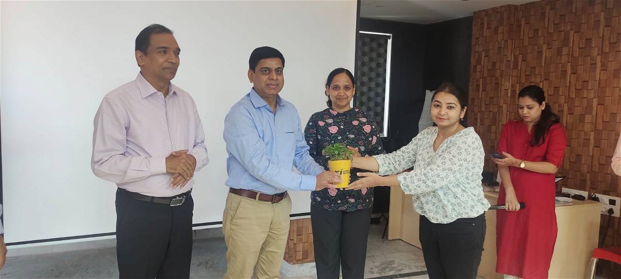 Jyoti Sharma, Senior Journalist at Krishi Jagran, felicitating Satish Tiwari.